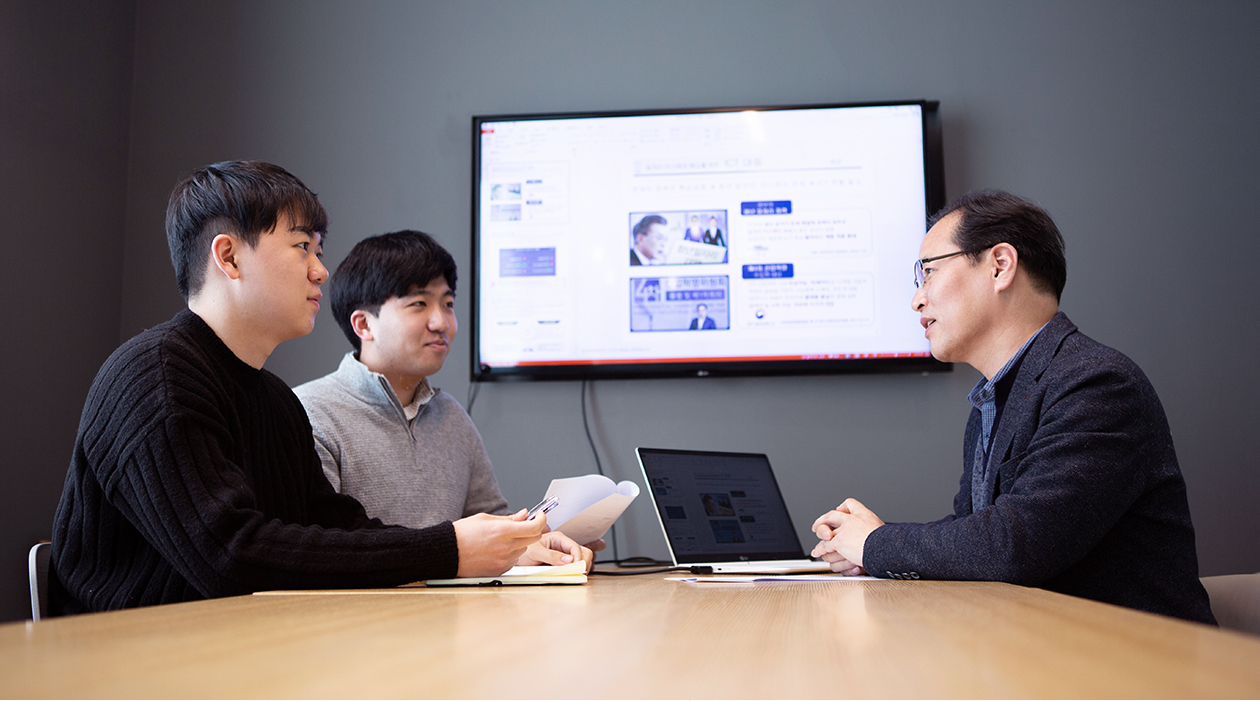 일자리 미스매치의 현황과 ICT를 활용한 해결방안을 모색 중인 한억수 책임연구원(오른쪽)과 김수현, 배성진(왼쪽) 연구원