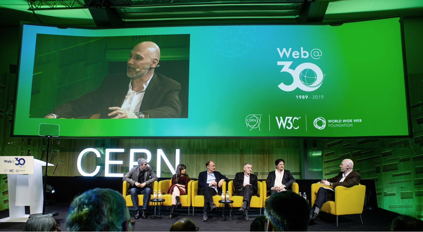 월드 와이드 웹 탄생 30주년을 앞둔 6일, CERN에서 열린 기념 학술대회에서 웹 전문가들이 토론하는 모습