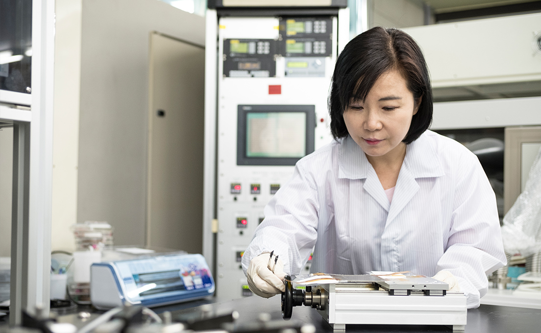 Electronic Skin Reacting in the Same Way as Human Skin